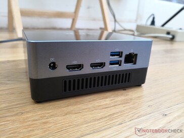 Сзади: Гнездо питания, 2x HDMI 2.0, 2x USB 3.0, RJ-45 Ethernet 10/100/1000