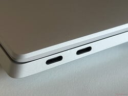 Царапина в области между портами USB-C у нашего образца