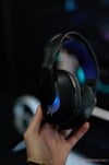 Беспроводная игровая гарнитура Logitech G522 черного цвета в руках