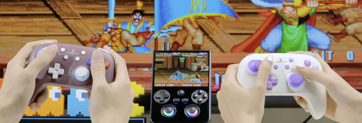 RG477V подключен к внешнему дисплею с двумя контроллерами RG P01. (Источник изображения: Anbernic)