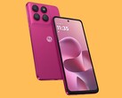 Motorola moto g37 в цвете Pantone Fuchsia Red с задними камерами и видимым фронтальным дисплеем.