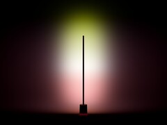 Напольная лампа Govee Floor Lamp 3 показана отбрасывающей свет на стену