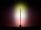 Напольная лампа Govee Floor Lamp 3 показана отбрасывающей свет на стену