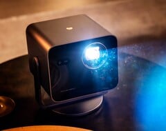 Leica Cine Compact 1 гораздо компактнее и дешевле, чем Cine Play 1.