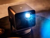 Leica Cine Compact 1 гораздо компактнее и дешевле, чем Cine Play 1.