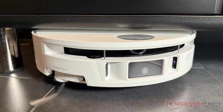 Mova S70 Roller помещается под многими предметами мебели благодаря высоте всего 90 мм.