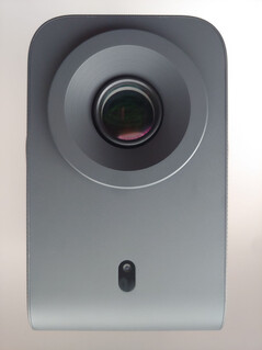 Маленькая фронтальная камера, расположенная под основным объективом, обеспечивает автоматическую фокусировку. (Источник изображения: Notebookcheck)