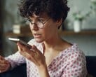 Женщина говорит в смартфон