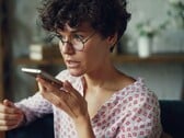 Женщина говорит в смартфон