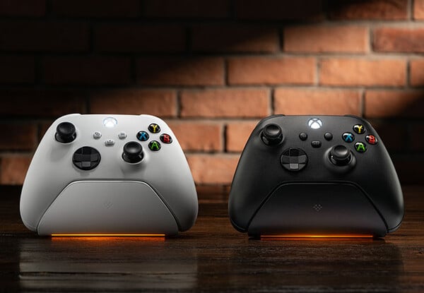 Зарядная станция 8BitDo Ultimate Charging Dock для контроллеров Xbox оснащена регулируемым светодиодным индикатором зарядки..