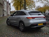 Электромобиль Mercedes паркуется на улице