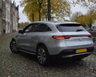 Электромобиль Mercedes паркуется на улице