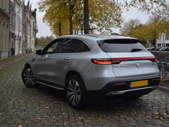 Электромобиль Mercedes паркуется на улице