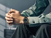 Часы Citizen Eco-Drive One AR5065-54W на запястье с циферблатом лесного зелёного и чёрного цветов, акцентами из розового золота и ультратонким браслетом с чёрным покрытием.