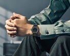 Часы Citizen Eco-Drive One AR5065-54W на запястье с циферблатом лесного зелёного и чёрного цветов, акцентами из розового золота и ультратонким браслетом с чёрным покрытием.