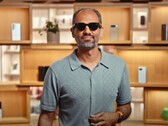 Android Генеральный директор Самир Самат (Sameer Samat) надел новые очки Google Glass на выставке Android. (Источник изображения: Google)