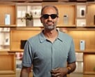 Android Генеральный директор Самир Самат (Sameer Samat) надел новые очки Google Glass на выставке Android. (Источник изображения: Google)