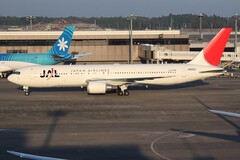 Самолет Japan Airlines в аэропорту Токио. (Источник изображения: aeroprints.com, CC BY-SA 3.0, via Wikimedia Commons)