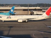Самолет Japan Airlines в аэропорту Токио. (Источник изображения: aeroprints.com, CC BY-SA 3.0, via Wikimedia Commons)