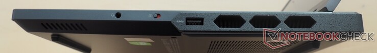 Правая сторона: аудио разъем, выключатель e-Shutter, USB 3.2 Gen1 Type-A