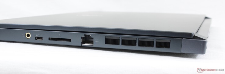 Справа: Аудио 3.5 мм, USB C 3.2 Gen 2, вырез для карт SD, RJ-45 Ethernet