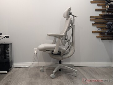 Слева от LiberNovo Omni.