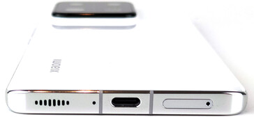 Нижняя грань: динамик, микрофон, порт USB, лоток для SIM