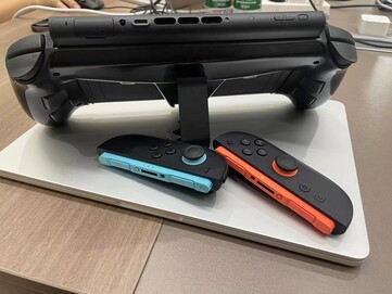 Контроллер Abxylute N9 Switch Grip Controller имеет подставку для ног и поддерживает вывод изображения на дисплей. (Источник изображения: Abxylute)