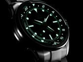 Модель Atelier GMT Première M1a уменьшает диаметр корпуса часов серии GMT до 38 мм по сравнению с 40-миллиметровым корпусом модели GMT24 M1a.