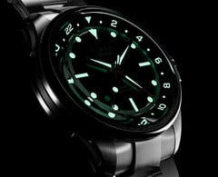 Модель Atelier GMT Première M1a уменьшает диаметр корпуса часов серии GMT до 38 мм по сравнению с 40-миллиметровым корпусом модели GMT24 M1a.
