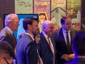 Президент Германии Франк-Вальтер Штайнмайер на выставке Gamescom рядом со стендом компании «Future? No Thanks!»