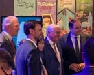Президент Германии Франк-Вальтер Штайнмайер на выставке Gamescom рядом со стендом компании «Future? No Thanks!»