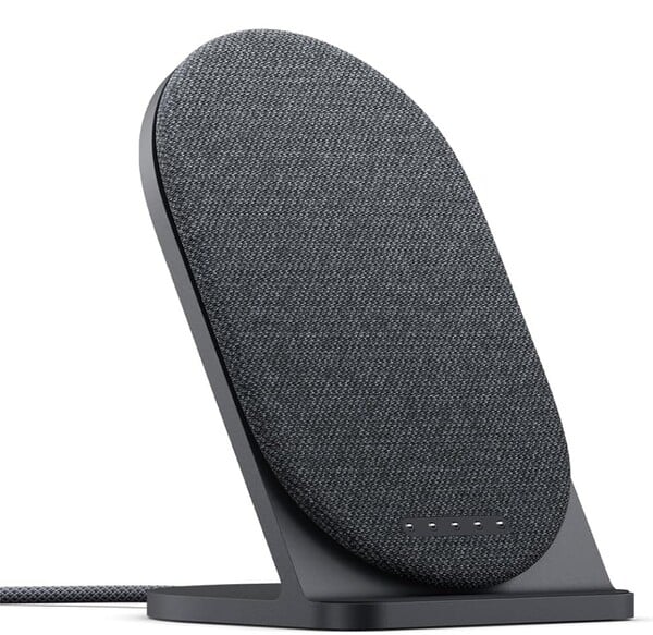 Kindle Charging Dock крепится к подпружиненным контактам на задней панели версий Signature Edition устройств Paperwhite и Colorsoft.