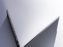 Вес модели 14 Ultra составляет 1,1 кг. На снимке: рекламное изображение, на котором показан боковой вид ноутбука.