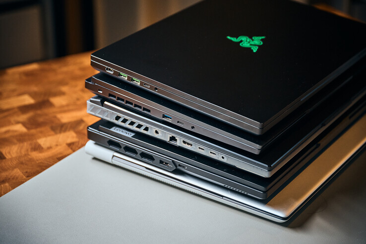 Сверху вниз: Razer Blade 16 (питание, 2 x USB-A, Thunderbolt 4, аудиоразъем), XMG Neo 16 (USB-A, USB-C, аудиоразъем), ROG Scar 16 (питание, 2,5 GbE, USB-C, Thunderbolt 4, аудиоразъем), Legion Pro 7 (USB-A, Thunderbolt 4)