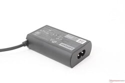 Маленький (~7,5 x 4,7 x 2,2 см) адаптер переменного тока USB-C мощностью 65 Вт