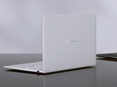 Ноутбук AMD ZenBook 14 Air 2026 поставляется с 16 ГБ оперативной памяти, а его стоимость составляет около 1 476 долларов. На снимке: рекламное изображение, на котором показана задняя часть ноутбука.
