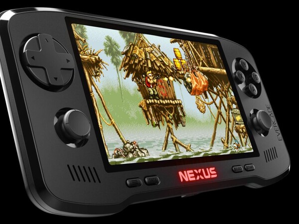 Evercade Nexus имеет 5,89-дюймовый дисплей и симметричные аналоговые стики для больших пальцев.