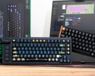 Клавиатура с эффектом холла Lemokey L1 HE Keychron K4 HE на столе перед коробкой и ноутбуком