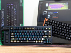 Клавиатура с эффектом холла Lemokey L1 HE Keychron K4 HE на столе перед коробкой и ноутбуком