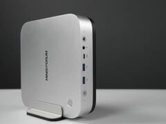 В комплект поставки мини-ПК Minisforum M2 Pro входит вертикальная подставка.