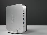 В комплект поставки мини-ПК Minisforum M2 Pro входит вертикальная подставка.