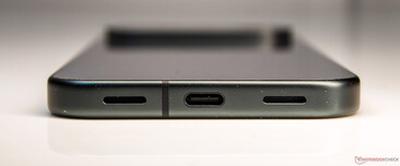 Снизу: Громкоговоритель, USB 3.2 Type-C, микрофон