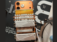 iPhone 17 Pro Max с прикрепленными кулерами SSD для лучшей термостабильности (Источник изображения: u/T-K-Tronix via r/iphone)
