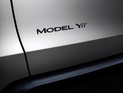 Логотип Model Y L намекает на три ряда сидений. (Источник изображения: Tesla)
