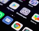 Android смартфон с панелью приложений и значком настроек