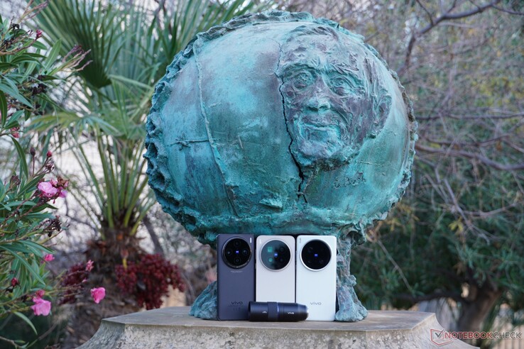 В 2024 и 2025 годах выйдут три флагманских поколения Vivo: Vivo X100 Pro (слева), Vivo X200 Ultra (справа) и Vivo X300 Pro (в центре).