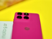 Корпус Moto G37 выглядит стильно, однако качество сборки оставляет желать лучшего.