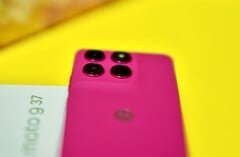 Корпус Moto G37 выглядит стильно, однако качество сборки оставляет желать лучшего.