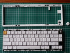 Lemokey P2 HE разбирается, просто отсоединив ручку и сняв верхний корпус